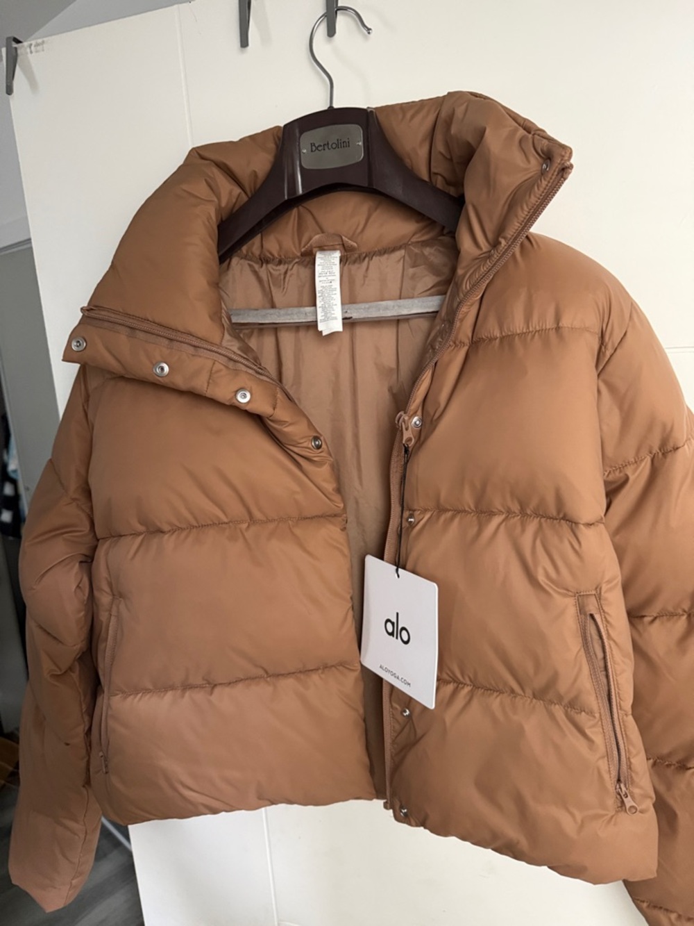 ALO Yoga Cropped Puffer Jacket in Camel Brown